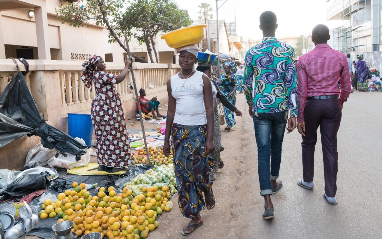Two members of Mali's LGBT community walk in the streets of Bamako - SÃ©bastien Rieussec pour Les Inrockuptibles