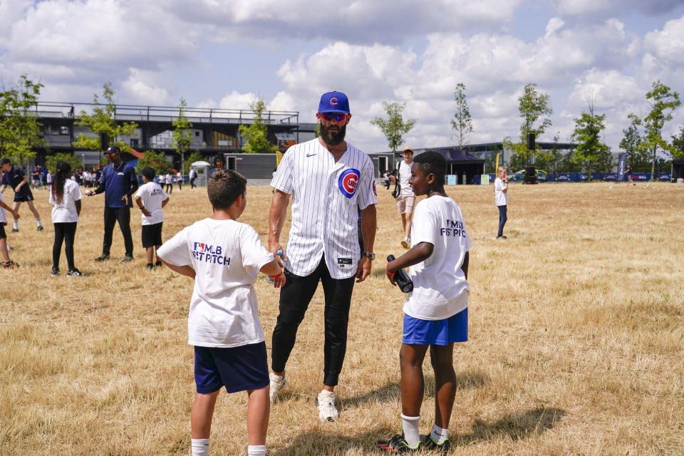 Former player Jake Arrieta chat with school kids during the MLB First Pitch Festival, at the Queen Elizabeth Olympic Park, in London, Thursday, June 22, 2023. Britain's relative success at the World Baseball Classic and the upcoming series between the Chicago Cubs and St. Louis Cardinals has increased London's interest about baseball. The sport's governing body says it has seen an uptick in interest among kids. (AP Photo/Alberto Pezzali)