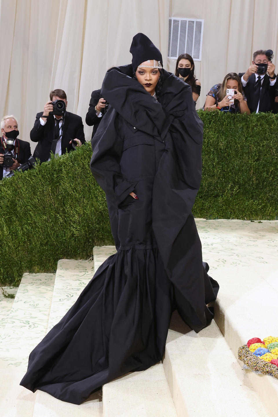 NEW YORK, NEW YORK - SEPTEMBER 13: Rihanna attends the 2021 Met Gala benefit 