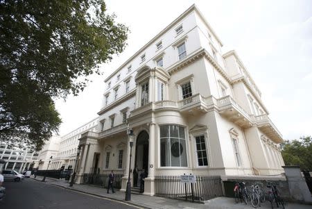 People stand outside 10 Carlton House Terrace in central London, where representatives from Britain, China, France and energy company EDF will sign an agreement to build and operate a new nuclear power station at Hinkley Point, Britain, September 29, 2016. REUTERS/Peter Nicholls