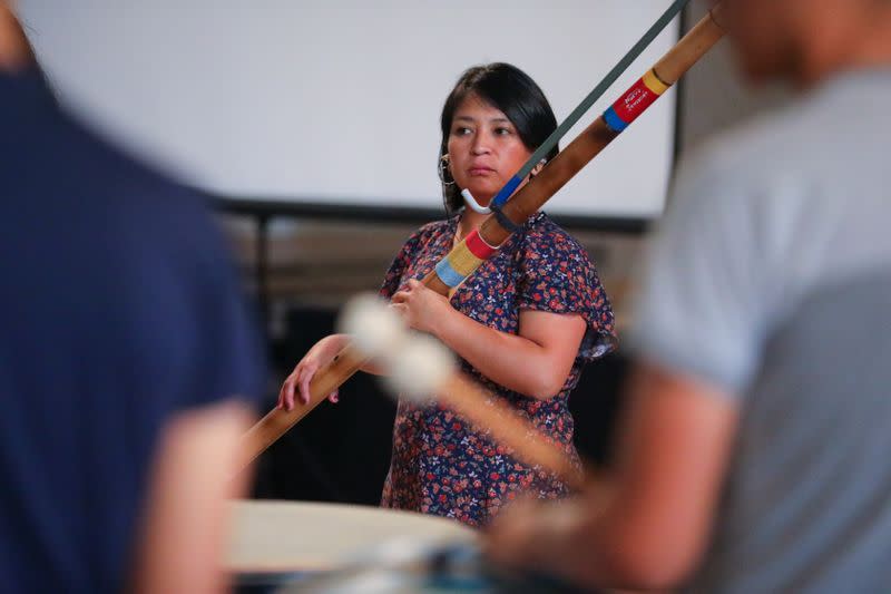 Miembros de una orquesta tradicional boliviana, que han estado varados durante más de 70 días cerca del castillo de Rheinsberg, después de que Bolivia cerró sus fronteras debido a la enfermedad del coronavirus (COVID-19), tocan sus instrumentos en el "Teatro Schloss" en Rheinsberg, Alemania