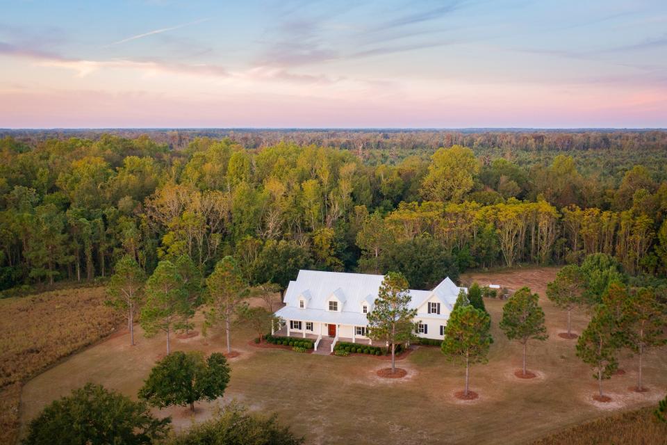 The Moselle Estate House is located in Islandton, South Carolina and is comprised of 21 acres. The landscape consists of upland open fields and a mature old growth hardwood forest.