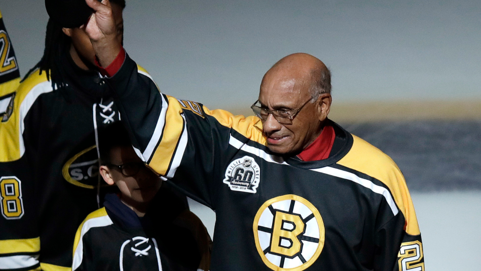 Former Boston Bruins player Willie O&#39;Ree tips his hat as he is honored by the team in 2018.