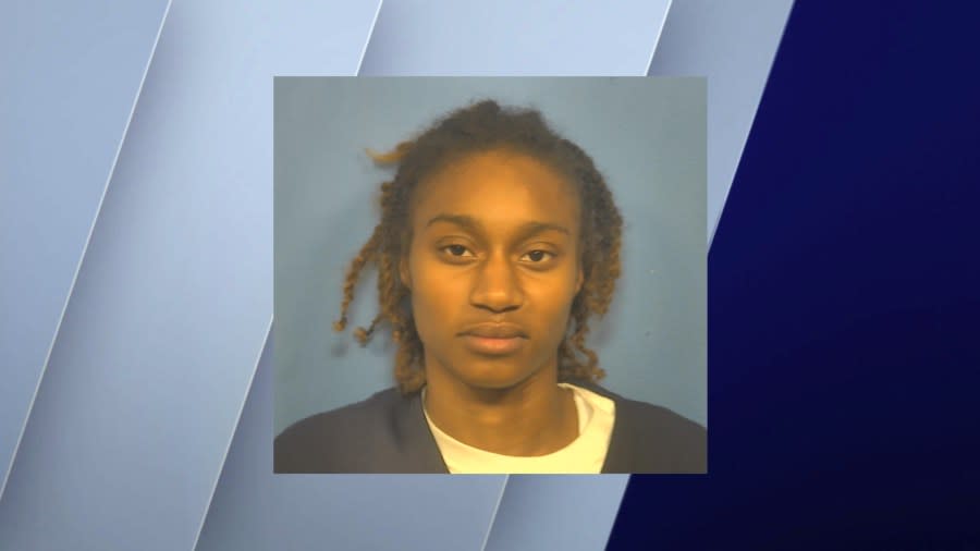 24-year-old Kayshanda Outlaw has been charged with one count of burglary, one count of retail theft, and one count of aggravated fleeing and eluding a police officer after allegedly stealing more than $800 worth of clothes from a department store in the western suburbs and leading police on a high-speed chase.