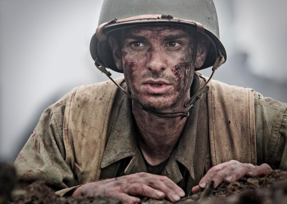 <p>Der Kriegsfilm von Regisseur Mel Gibson handelt von einem Soldaten, der sich weigert zur Waffe zu greifen. Andrew Garfield spielt den pazifistischen Desmond mit so viel Hingabe, dass man in jeder Sekunde mitfiebert. Natürlich findet der Soldat auch ohne Waffen seine Rolle im Krieg, die sich als unglaublich wichtig herausstellt. (Foto: ddp) </p>