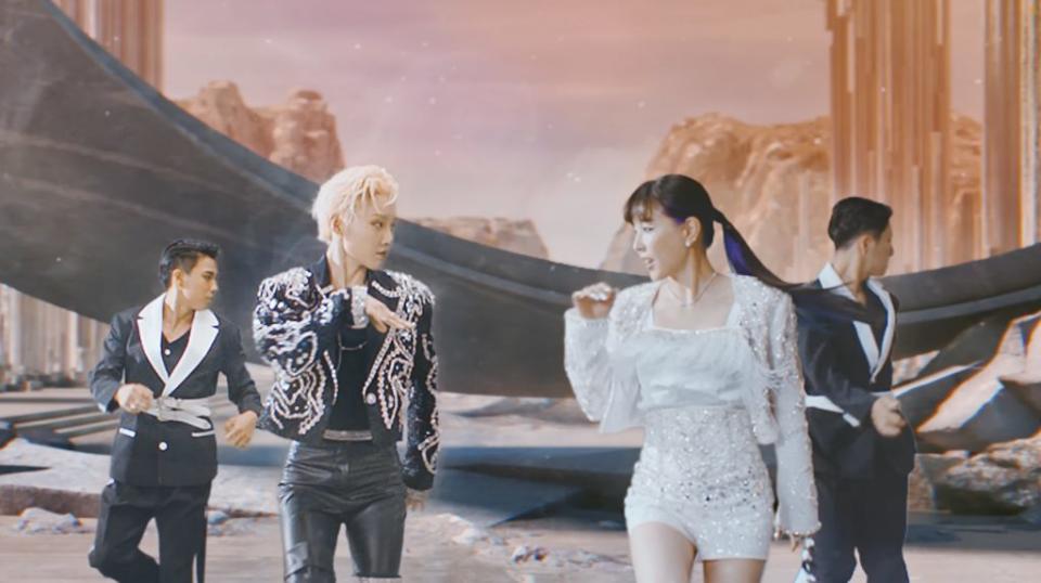  劉雨昕與韓國天后BoA合唱新歌〈Better〉 MV全程靠高科技完成，事實上兩人從未碰面。 圖／SM娛樂X劉雨昕工作室。 