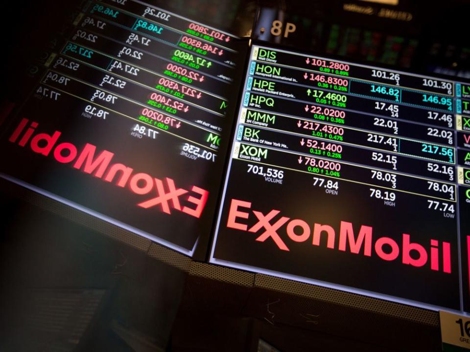 Trading On The Floor Of The NYSE As Stocks Drop While Investors Turn on Banks