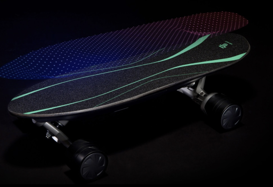 <p>Spectra X è lo skateboard elettrico realizzato dall’azienda di Hong Kong Walnut Tech e presentato al CES 2019. Dotato di connettività che permette di localizzare un proprietario dello skate disponibile a condividerlo, questo skateboard si inserisce perfettamente nell’ormai tanto in voga sharing economy. Il lancio del prodotto sul mercato è previsto per i prossimi mesi. Prezzo non ancora rivelato. </p>