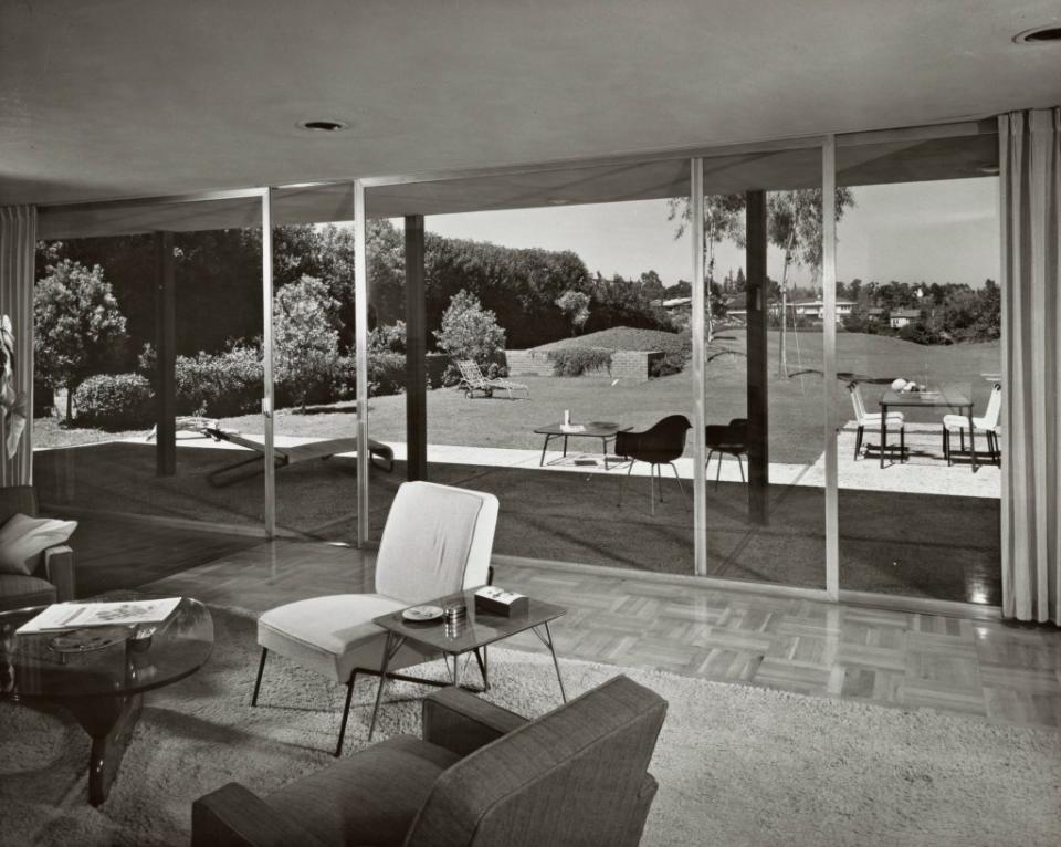 The home was built in 1950 with floor-to-ceiling walls of windows. Julius Shulman / © J. Paul Getty Trust. Getty Research Institute, Los Angeles