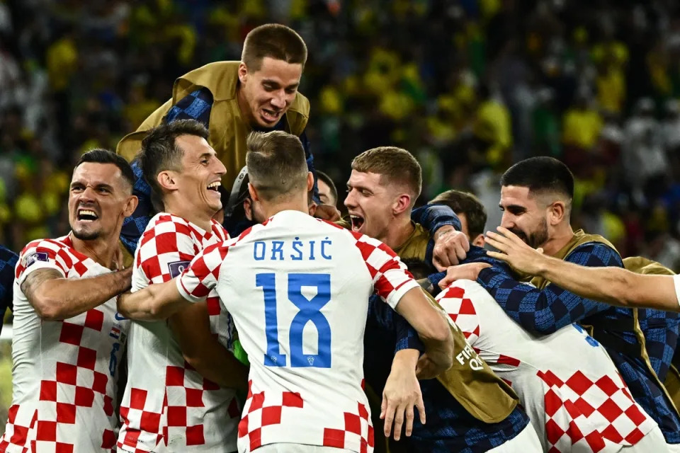 Jugadores de Croacia celebran tras clasificarse a semifinales (AFP vía Getty Images)