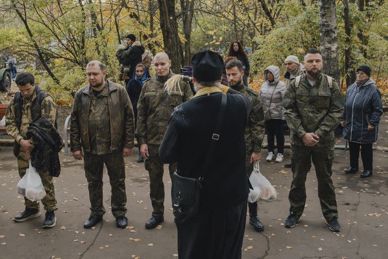 Un sacerdote bendice a los reclutas frente a un centro de reclutamiento en Moscú, el 11 de octubre de 2022. Hasta un millón de jóvenes rusos que no querían matar ni morir han huido desde que comenzó la guerra. 