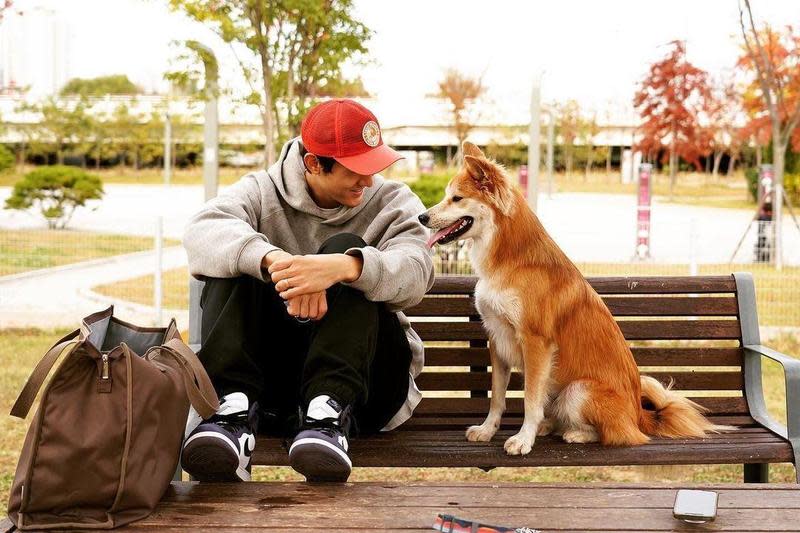 南韓演員李己雨將愛犬當成家人，時常在社群分享與狗互動的照片。（示意圖，翻攝IG@lee_kiwoo）