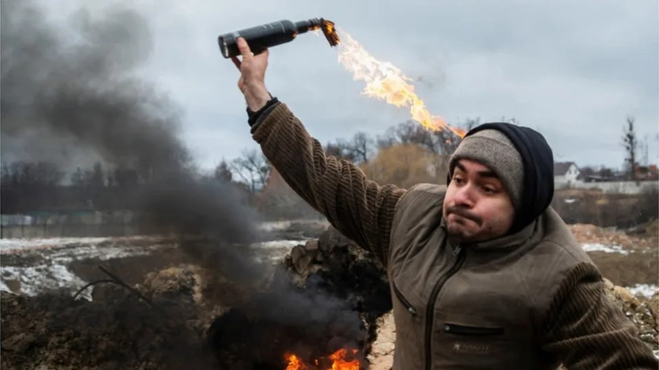 Un civil se entrena en el uso de bombas molotov en la ciudad ucraniana de Zhit&#xf3;mir.