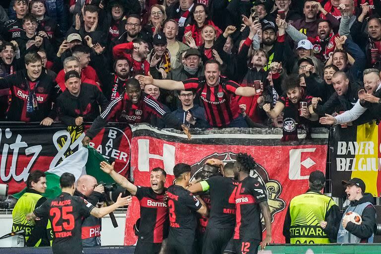 Los hinchas de Leverkusen festejan un gol del equipo, una costumbre repetida en el club de las aspirinas, que este domingo puede salir de perdedor y levantar su primer título en la Bundesliga