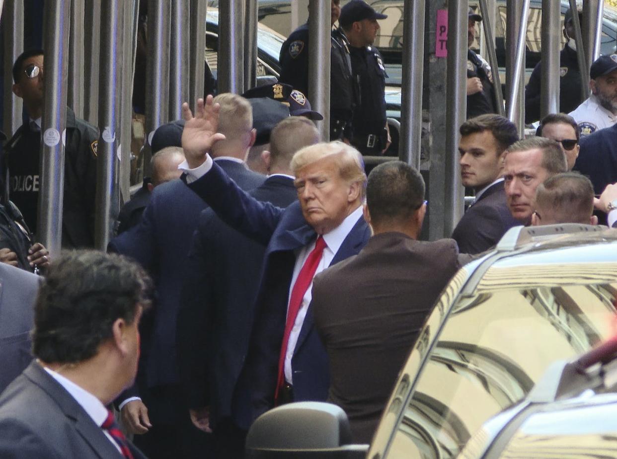 Former President Donald Trump waves as he arrives at the Manhattan Criminal Court on April 4, 2023. <a href="https://media.gettyimages.com/id/1479789001/photo/new-york-grand-jury-votes-to-indict-former-president-trump.jpg?s=612x612&w=gi&k=20&c=vuu187Ll_8vqS3ArhiVdRXLfiwpxvdMR_sZEYWoROPI=" rel="nofollow noopener" target="_blank" data-ylk="slk:Kena Betancur/Getty Images;elm:context_link;itc:0;sec:content-canvas" class="link ">Kena Betancur/Getty Images</a>