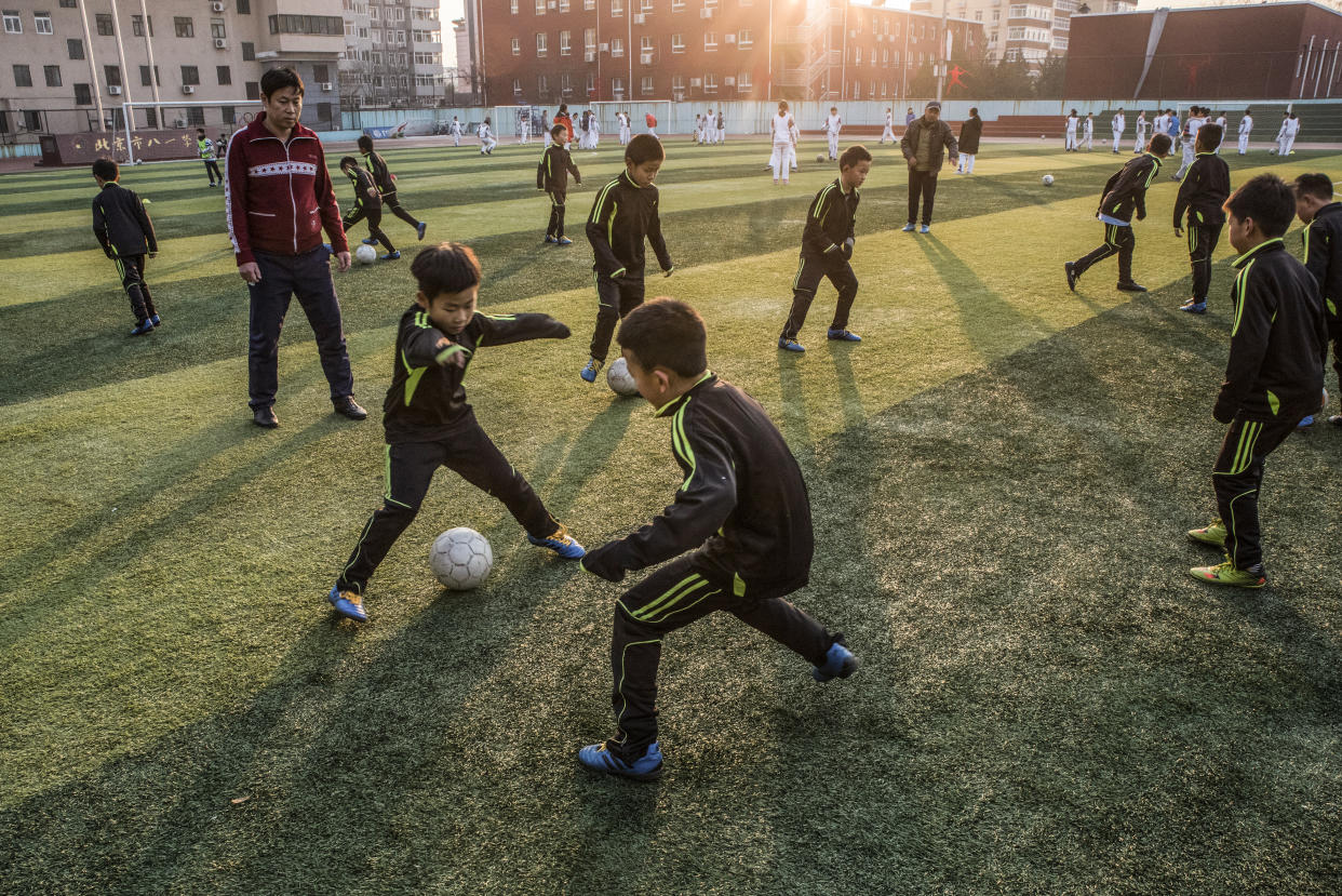 Estudiantes de secundaria durante una práctica de fútbol en Pekín, China, el 24 de noviembre de 2016. (Gilles Sabrié/The New York Times)