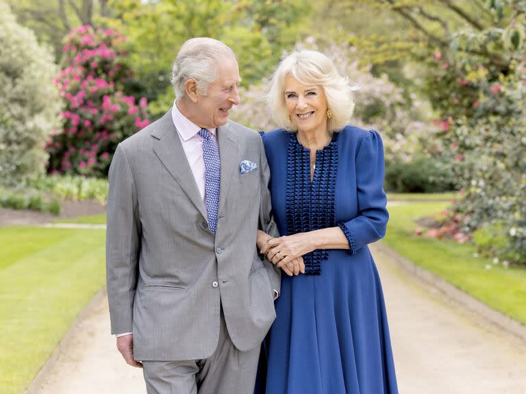 El rey Carlos III y su esposa, la reina consorte Camilla, en el Palacio de Buckingham.