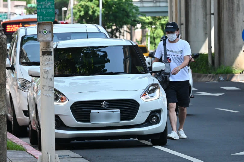 孫鵬辦完事小跑步回車上。（圖／攝影組）