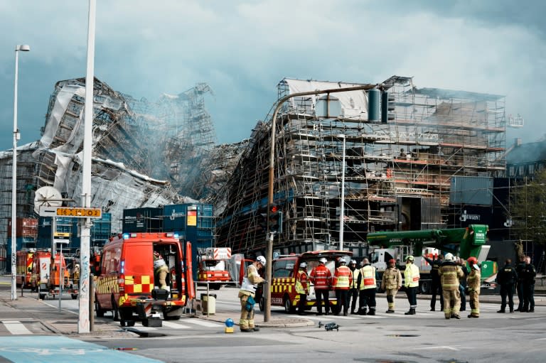 Nach dem verheerenden Großbrand in der alten Börse in Kopenhagen ist die Fassade des historischen Gebäudes eingestürzt. "Leider ist die Fassade entlang des Frederiksholms-Kanal eingestürzt", teilten am Donnerstag die Einsatzkräfte im Onlinedienst X mit. (Thomas Traasdahl)