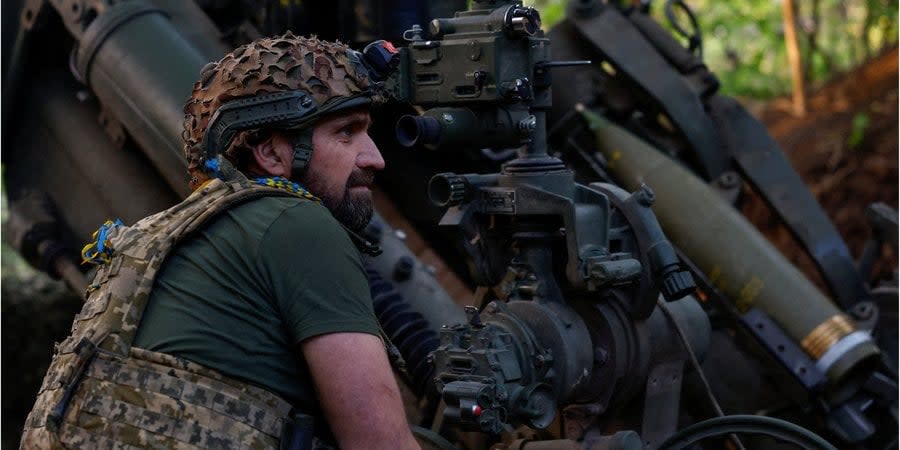 Ukrainian soldier is preparing to fire at Russian positions from M777 howitzer in Donetsk Oblast frontline, May 1, 2024