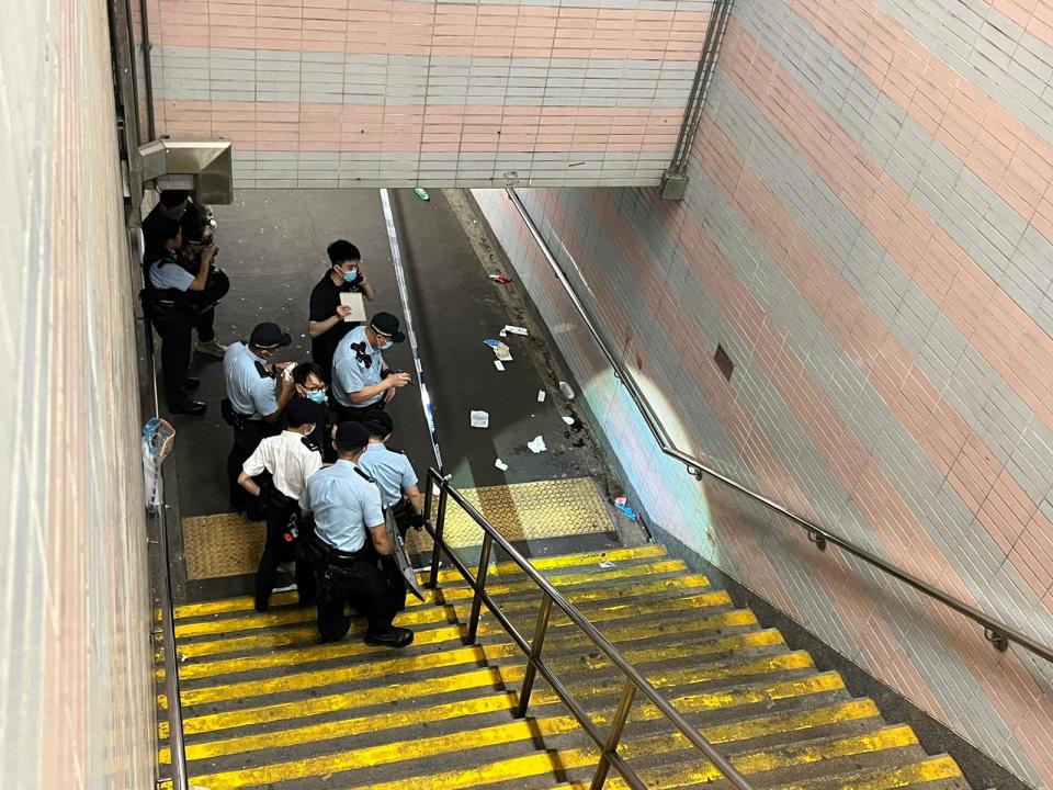 港鐵彩虹站外有女子被斬　手臂大腿受傷送院　疑犯棄刀逃去