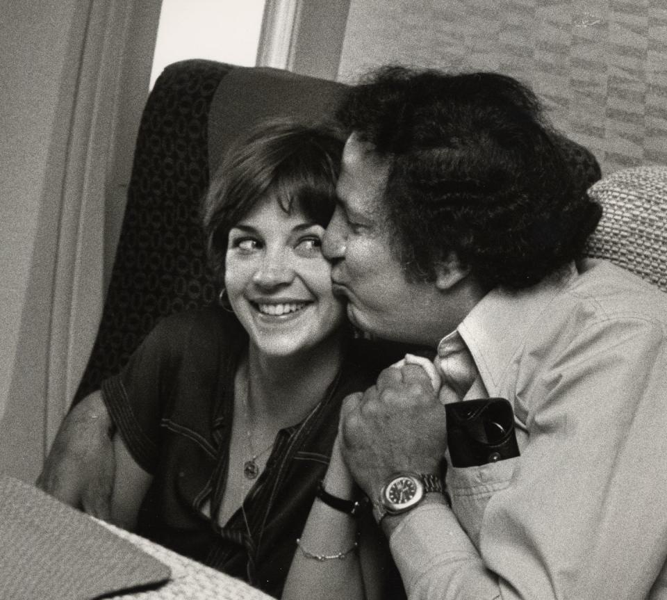 <p>Cindy Williams of <em>Laverne & Shirley</em> and Ron Galella cozy up aboard a flight in 1977.</p>