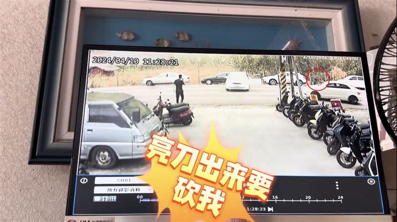 嘉義縣某中古車商碰上奧客，不但在車上拉屎，被要求付1000元清潔費還亮刀恐嚇。（圖／翻攝黑色豪門企業）