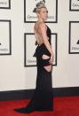 <p>Auf den ersten Blick war man ja fast enttäuscht, als Miley Cyrus in einem geradezu normalen schwarzen Kleid bei den Grammys 2015 auftauchte. Doch glücklicherweise offenbarte der zweite Blick: So harmlos ist der Look nun doch nicht. Extratiefer Rückenausschnitt und sexy Cut-outs zeigen jede Menge Haut. Und trotzdem wirkt Miley mehr ladylike als jemals zuvor. (Bild: Getty Images) </p>