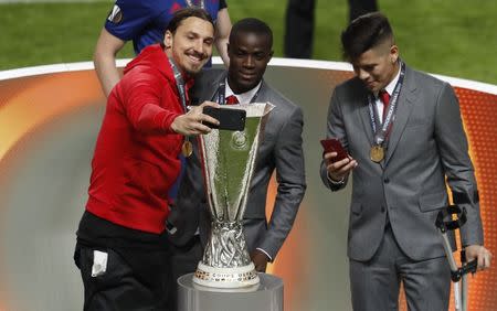 Foto del miércoles del delantero del Manchester United Zlatan Ibrahimovic celebrando y sacando una foto tras ganar la Liga Europa junto a Marcos Rojo y Eric Bailly. 24/5/2017. El Manchester United le ganó el miércoles 2-0 al Ajax de Holanda y se consagró campeón de la Liga Europa, el único título que le faltaba a su palmarés, en un partido marcado por un homenaje a las víctimas del ataque en la ciudad inglesa de la que es oriundo el equipo y que dejó 22 muertos y decenas de heridos. Reuters / Phil Noble