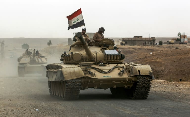 Iraqi tanks advance towards the town of Sharqat on September 20, 2017 in readiness to attack the Islamic State group enclave of Hawija