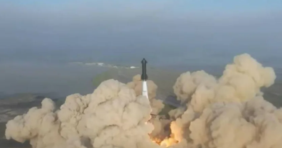 SpaceX成功發射世界最大火箭，並爬到最高 39 公里，但隨後爆炸。   圖: 翻攝自 SpaceX  YouTube