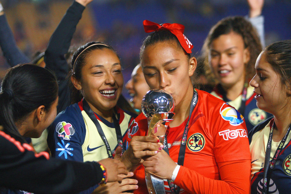 MONTERREY, MEXICO - DECEMBER 15: Aurora Santiago of America kisses the champions trophy the final second leg match between Tigres UANL and America as part of the Torneo Apertura 2018 Liga MX Femenil at Universitario de Monterrey on December 15, 2018 in Monterrey, Mexico. (Photo by Alfredo Lopez/Jam Media/Getty Images)