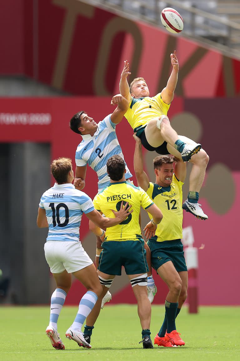 Henry Hutchison y Lucio Cinti luchan en el aire durante el partido entre Argentina y Australia por el Seven en Tokio 2020.