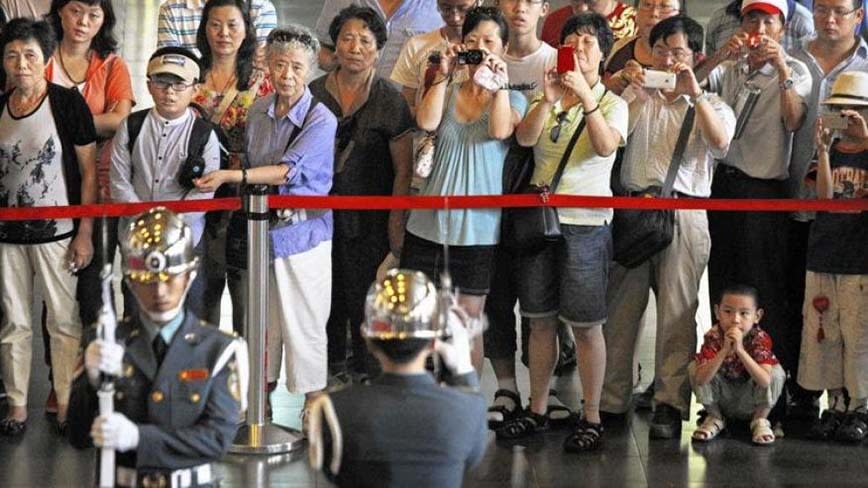 Chinese tourists take pictures of the changing of the guard at the Sun Yat-sen Memorial Hall in Taipei, Taiwan. Photo: AP