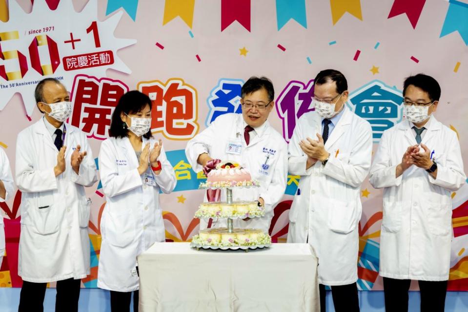 童綜合醫院歡度五十一週年院慶，昨日由總院長童敏哲與醫護人員共同切下慶生蛋糕慶祝。（記者陳金龍攝）