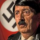 Das internationale Fernsehen zeigt seit jeher weniger Berührungsängste als das deutsche TV. Nur ein Beispiel: Die australische Comedyserie "Danger 5" (2012-2015) erzählte von Spionen, die sich zum Ziel gesetzt haben, Hitler zu töten. Gespielt wurde der Diktator von Carmine Russo. (Bild: Dinosaur Pty Ltd / Dario Russo)