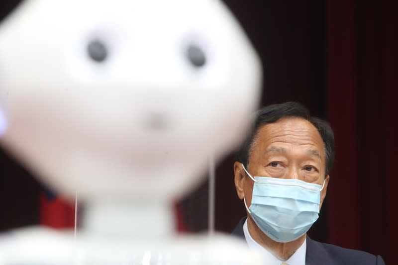 鴻海創辦人郭台銘日前呼籲台灣應進口BNT新疫苗，他今天在臉書表達遺憾。（中央社檔案照）