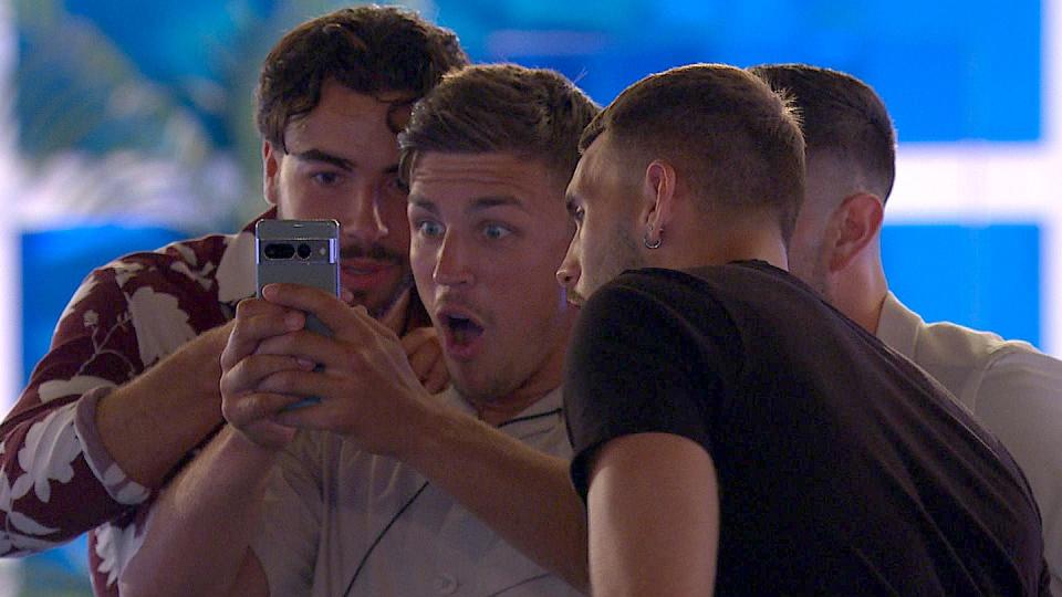 Sammy, Mitchell, Scott und Zachariah in Love Island, Folge 26