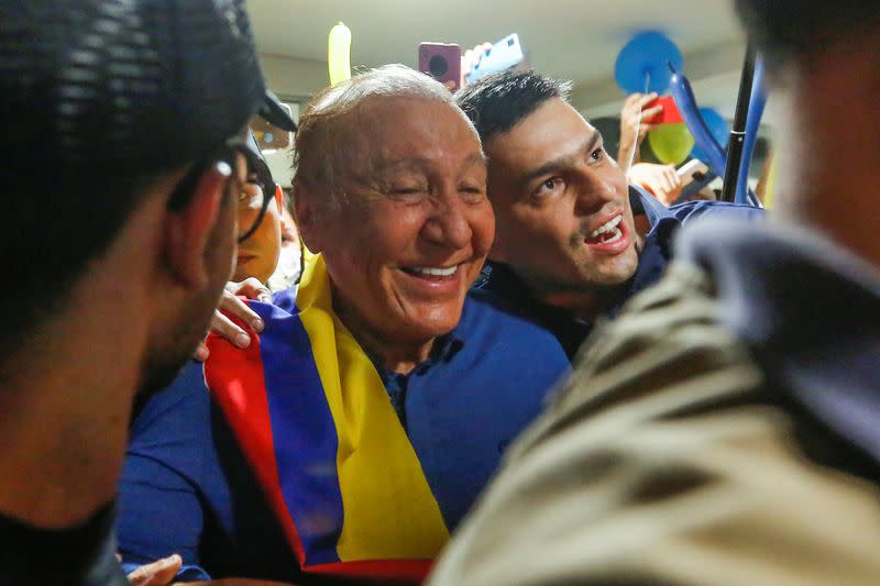 Foto de archivo. El candidato presidencial colombiano de la Liga de Gobernantes Anticorrupción, Rodolfo Hernández, es recibido por sus seguidores en el aeropuerto Palonegro de Bucaramanga