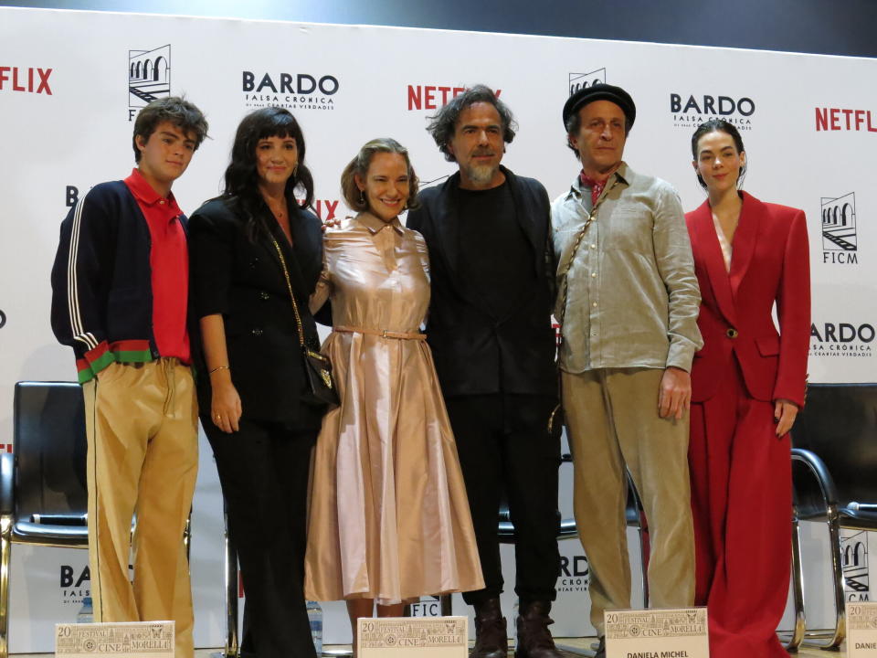 El actor mexicano Iker Solano, de izquierda a derecha, la actriz argentina Griselda Siciliani, la directora general del Festival Internacional de Cine de Morelia, Daniela Michel, el director mexicano Alejandro G. Iñárritu, el actor mexicano Daniel Giménez Cacho y la actriz mexicana Ximena Lamadrid, posan durante una conferencia de prensa para promover la película "Bardo" en el Festival Internacional de Cine de Morelia en Morelia, México, el sábado 22 de octubre de 2022. (Foto AP/ Berenice Bautista)