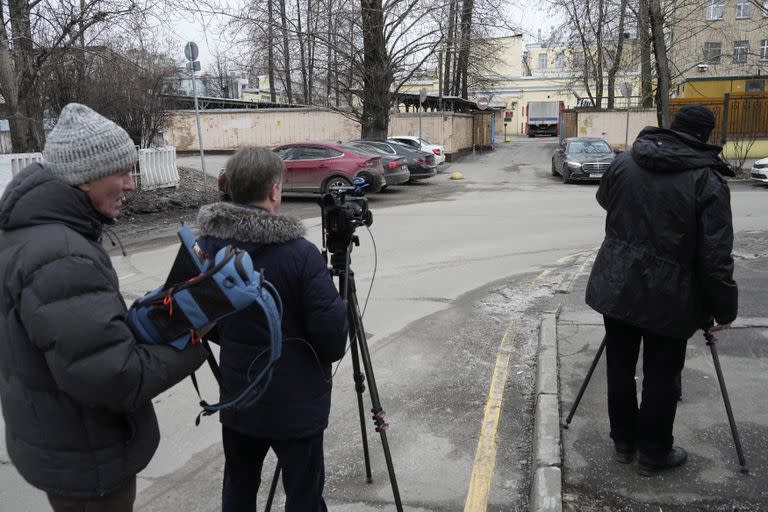 Periodistas en el exterior del tribunal Lefortovsky después de que Evan Gershkovich, periodista estadounidense que trabaja para The Wall Street Journal detenido en Rusia bajo sospecha de espiar para Washington, fuera escoltado fuera del mismo en Moscú el 30 de marzo de 2023. 