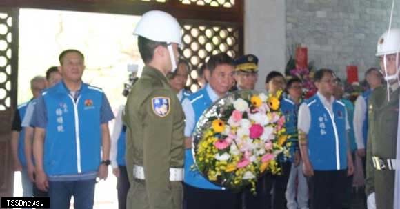 苗栗縣各界春祭陣亡官兵及殉職烈士暨遙祭黃陵聯合祭典由縣長鍾東錦代表獻花致敬。（記者江乾松攝）