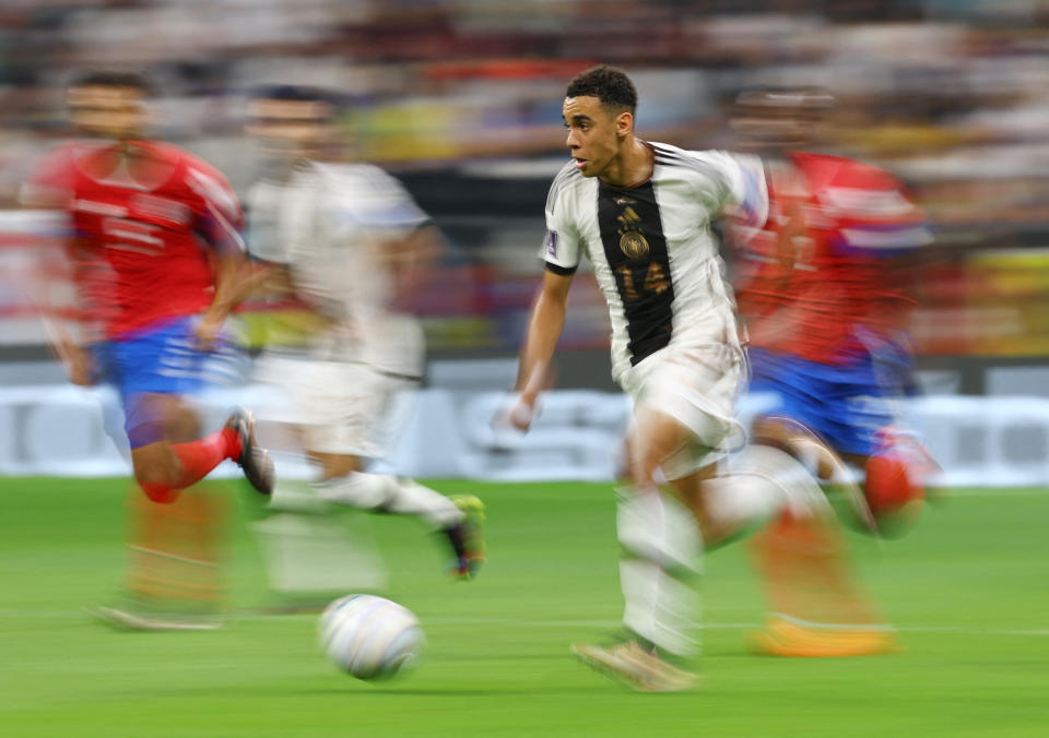 Schneller als sein Schatten. Oder zumindest als die meisten Gegenspieler. Jamal Musiala war einer der Lichtblicke des DFB-Teams. (Bild: REUTERS/Kai Pfaffenbach)