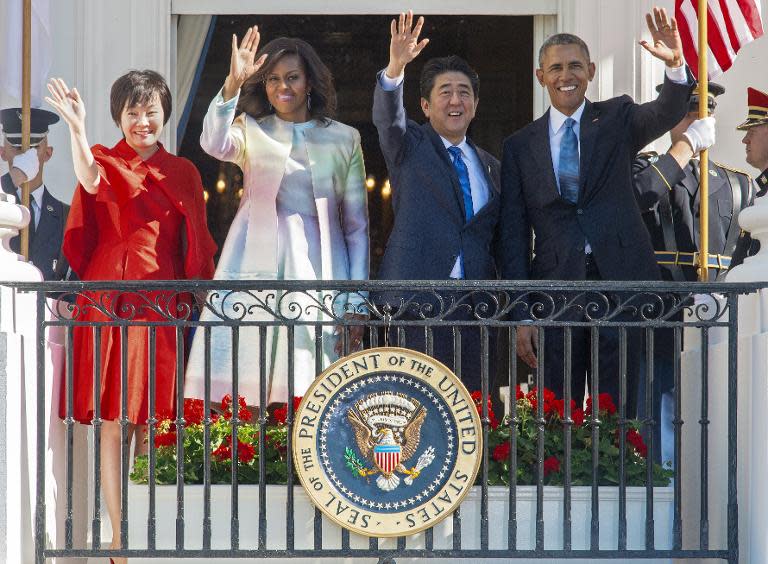 Aki Abe, Michelle Obama, Shinzo Abe and Barack Obama wave to the crowd on the South Lawn of the White House on April 28, 2015, in Washington, DC