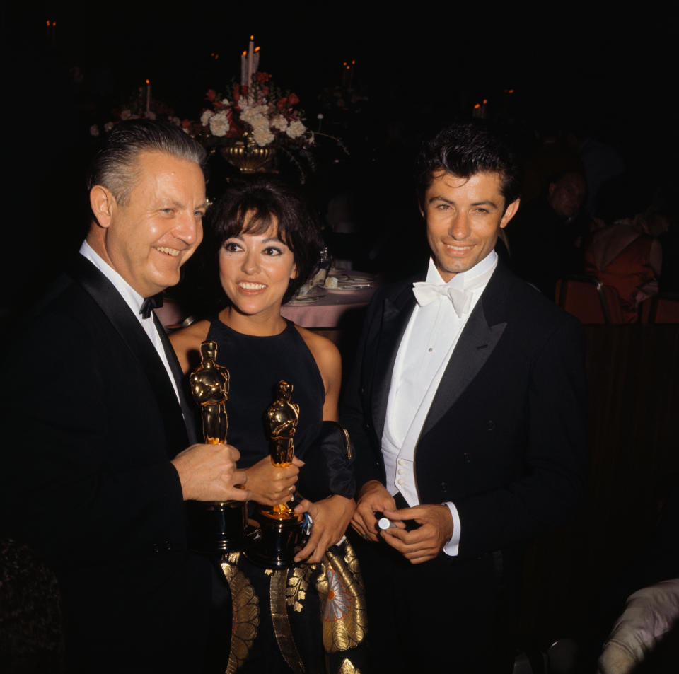 (L-R) West Side Story director Robert Wise with actors Rita Moreno and George Chakiris at the 1962 Oscars (Getty)