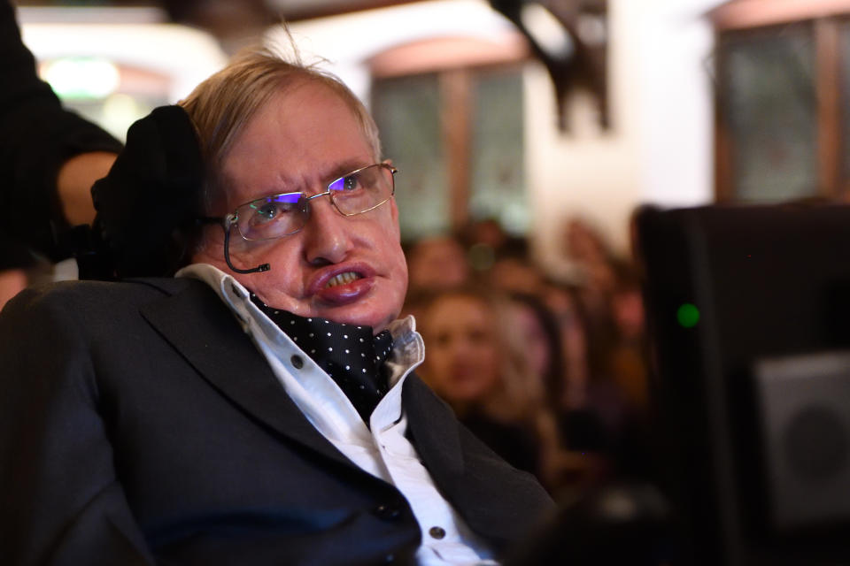 Les équipes de Stephen Hawking découvrent des signaux extraterrestres