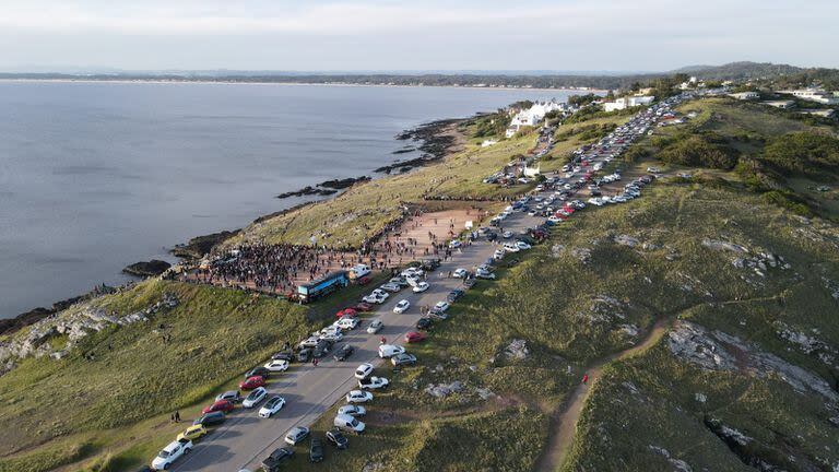 Manifestación en Punta Ballena, que se encuentra en vilo por el proyecto de construcción de un mega complejo residencial