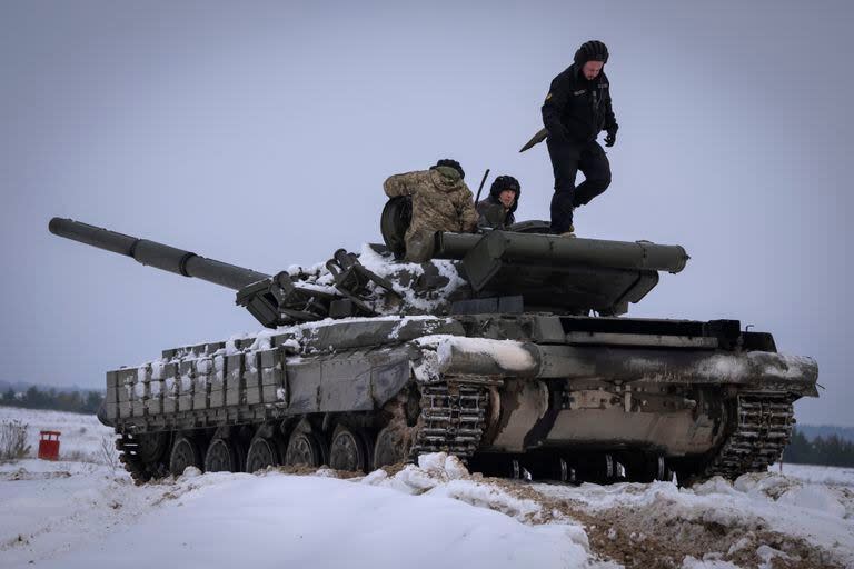Soldados ucranianos practican en un tanque durante un entrenamiento militar en Ucrania, el 6 de diciembre de 2023. (AP Foto/Efrem Lukatsky, archivo)