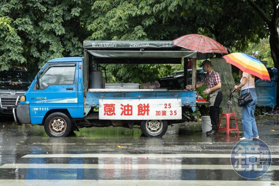 老闆靠著一輛發財車販售蔥油餅長達21年。