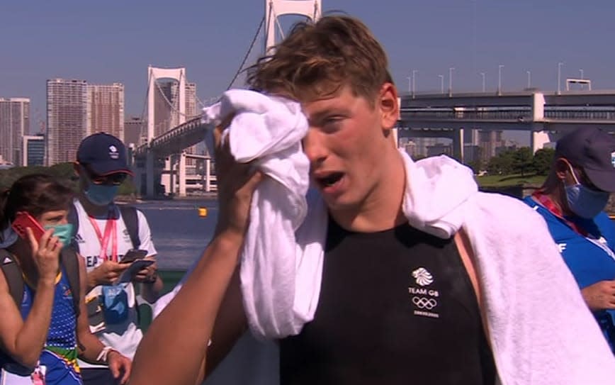 Hector Pardoe holds a towel to his eye during his post-race interview - EUROSPORT